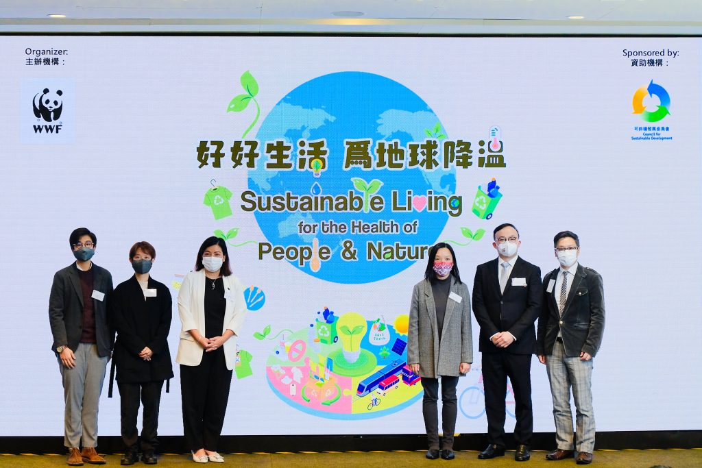 WWF香港行政總裁黃碧茵女士，與來自可持續發展委員會及一眾項目伙伴的嘉賓就項目進行啟動儀式